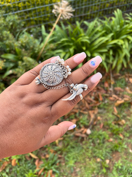 Expandable oxidised silver ring